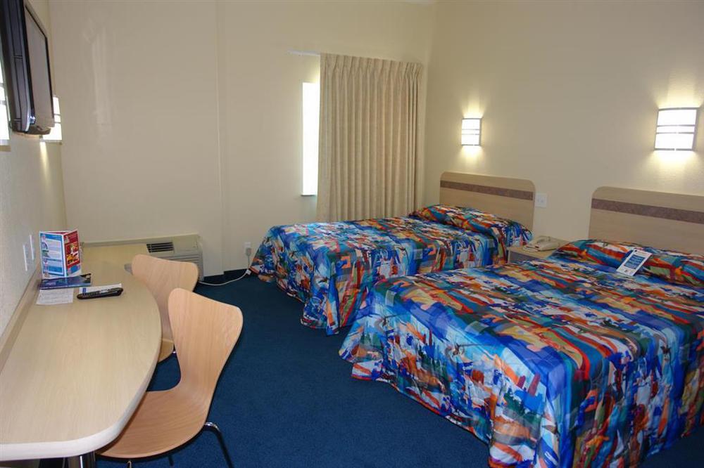 Baymont By Wyndham San Antonio Airport Hotel Стая снимка